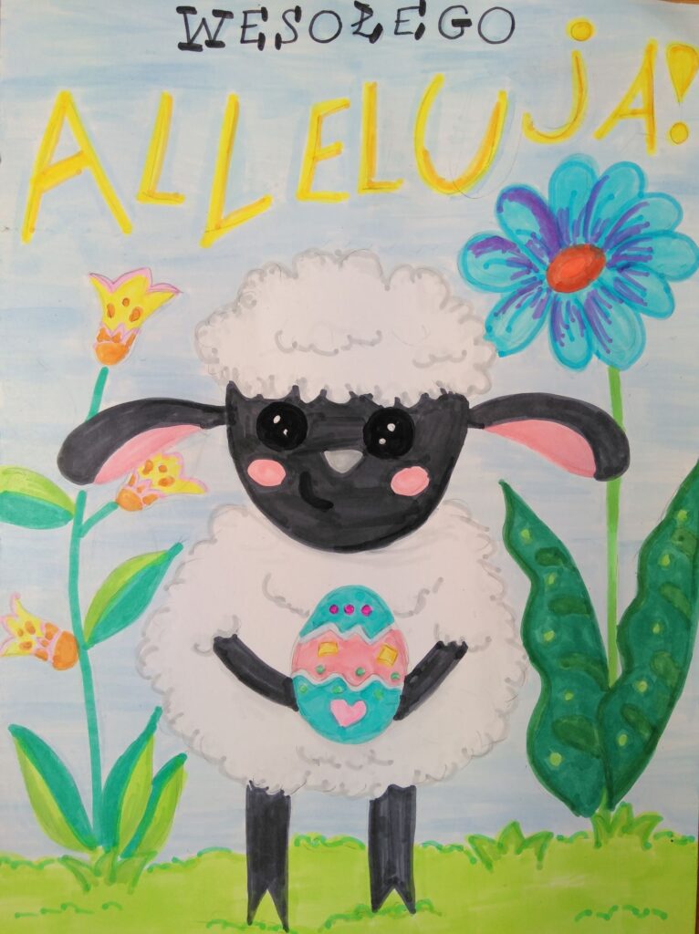Kolorowy rysunek przedstawiający uśmiechniętą czarną owieczkę z białym puchem, trzymającą pisankę. Owieczka stoi na tle trawy z kwiatami i niebieskiego nieba, a nad nią duże żółte litery tworzą napis "WESOŁEGO ALLELUJA!"