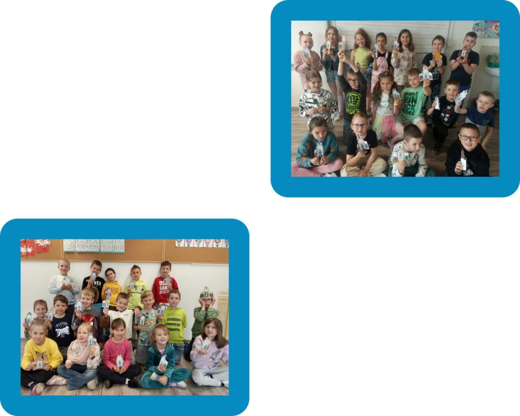 Dwa zdjęcia grupowe młodszych uczniów siedzących na podłodze w klasie. Na lewym zdjęciu dzieci siedzą na dywanie i trzymają prace plastyczne, uśmiechając się do kamery. W tle widoczne są kolorowe dekoracje na ścianie. Na prawym zdjęciu dzieci są ustawione w dwa rzędy, siedzą i niektóre z nich klęczą, pokazując prace plastyczne, z podobnym tłem kolorowych dekoracji.